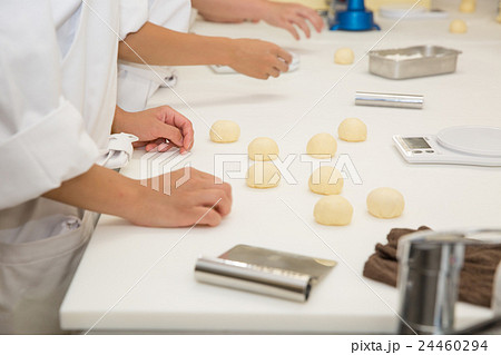 パンを作る　パン職人 24460294