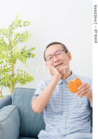せんべいを食べるシニア男性 せんべいを食べるシニア男性 24460946