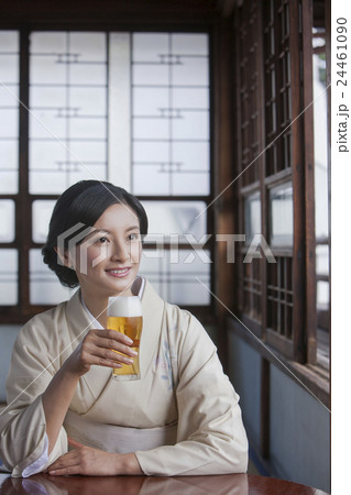 和服美人とビール 24461090