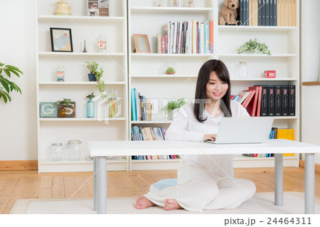 若い女性(パソコン) 若い女性(パソコン) 24464311