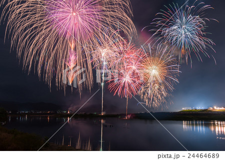 伊勢神宮奉納全国花火大会 宮川の花火 比較明合成の写真素材 伊勢神宮奉納全国花火大会 宮川の花火 比較明合成の写真素材