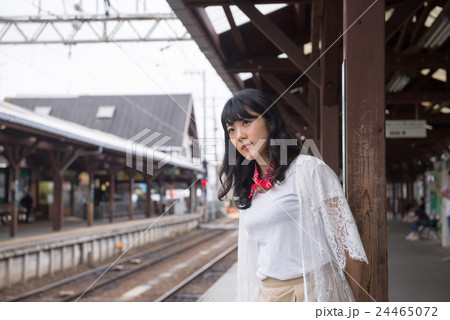 江ノ島駅 若い女性の写真素材