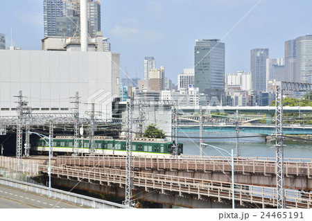 地下から地上に顔を出す京阪電車 24465191