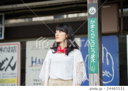 鎌倉高校前駅　若い女性 24465531