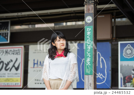 鎌倉高校前駅　若い女性 24465532