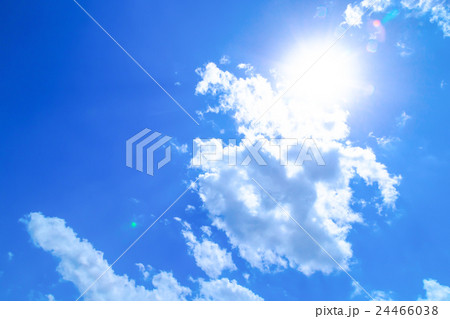 太陽　雲　綿雲　積雲　高積雲　青い空　白い雲　真夏の空　背景用素材　クラウド　青空　合成用背景 24466038