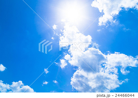 太陽 雲 綿雲 積雲 高積雲 青い空 白い雲 真夏の空 背景用素材 クラウド 青空 合成用背景の写真素材