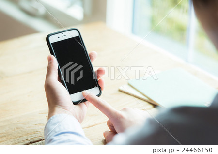 スマホを操作する手元（20代　男性） 24466150