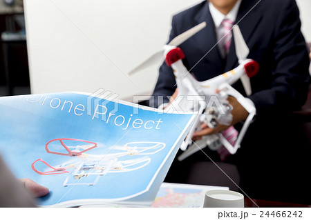 男性社員　女性社員　ドローン導入検討　会社　無人航空機　無線操縦航空機　クアッドコプター 24466242