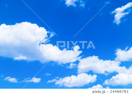 雲　綿雲　積雲　高積雲　青い空　白い雲　真夏の空　背景用素材　クラウド　青空　合成用背景 24466761