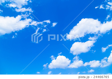 雲 綿雲 積雲 高積雲 青い空 白い雲 真夏の空 背景用素材 クラウド 青空 合成用背景の写真素材