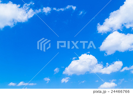 雲　綿雲　積雲　高積雲　青い空　白い雲　真夏の空　背景用素材　クラウド　青空　合成用背景 24466766