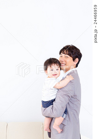 家族　シングルファザー　イクメン　赤ちゃんと父親　コピースペース　白バック　 24466959