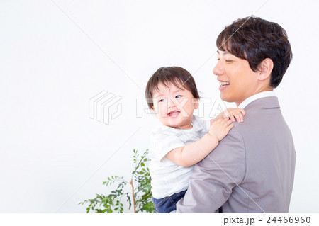 家族　シングルファザー　イクメン　赤ちゃんと父親　コピースペース　白バック　 24466960