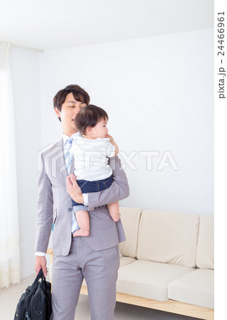 家族 シングルファザー イクメン 赤ちゃんと父親 コピースペース 白バック 家族 シングルファザー イクメン 赤ちゃんと父親 コピースペース 白バック 24466961