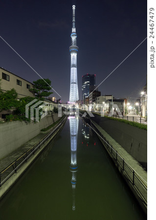 防災の日に点灯された 白色のライティング の逆さスカイツリーの写真素材