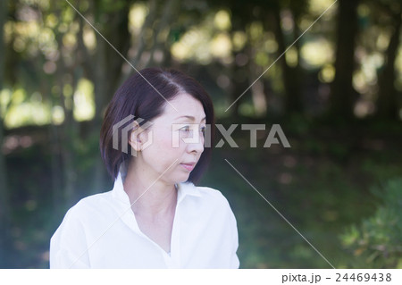 ショートボブの中年女性 ショートボブの中年女性 24469438