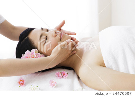 エステ　ビューティー　ビューティ　女性　ロミロミ　美容　笑顔　スキンケア　若い女性　ボディケア 24470607