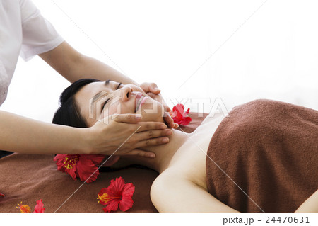 エステ　ビューティー　ビューティ　女性　ロミロミ　美容　笑顔　スキンケア　若い女性　ボディケア 24470631