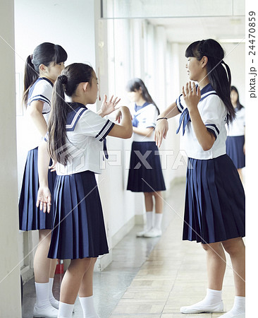 女子中学生　休み時間 24470859
