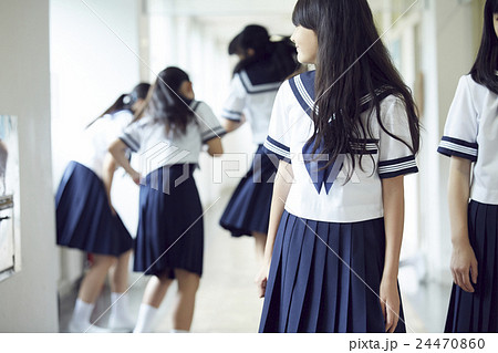 女子中学生　休み時間 24470860