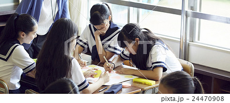 学校　授業風景　中高生イメージ 24470908