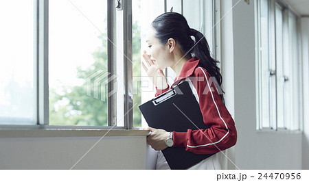 女性　先生　ポートレート 24470956