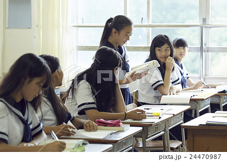学校　授業風景　中高生イメージ 24470987