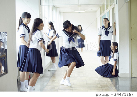 女子中学生　休み時間 24471267