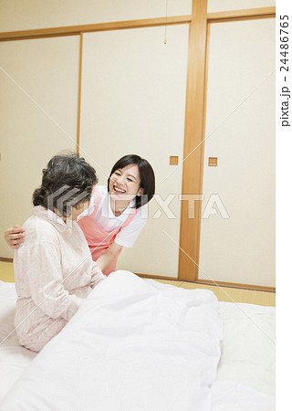 若い介護士 若い介護士 24486765