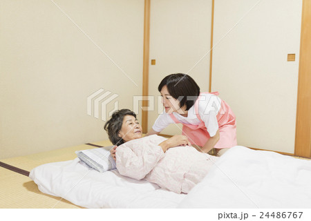 若い介護士 24486767