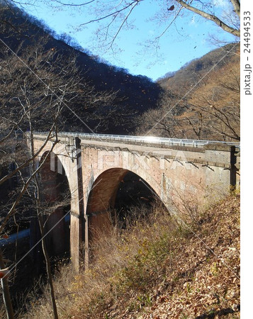 枯葉舞うめがね橋 碓氷第三橋梁 枯葉舞うめがね橋 碓氷第三橋梁 24494533