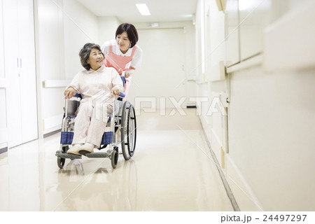 若い介護士 若い介護士 24497297