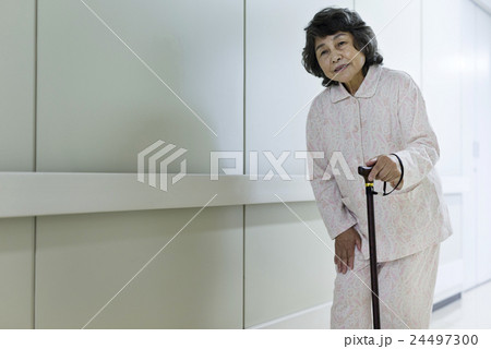若い介護士 若い介護士 24497300