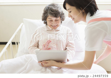 若い介護士 若い介護士 24497359