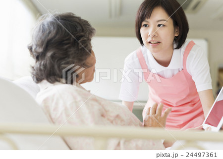 若い介護士 若い介護士 24497361