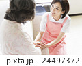 若い介護士 24497372