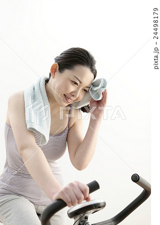 タオルで汗を拭く女性 24498179