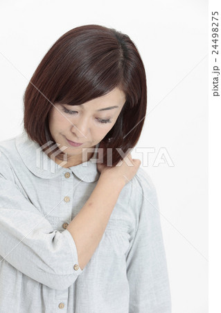 肩を押さえる中年女性 肩を押さえる中年女性 24498275