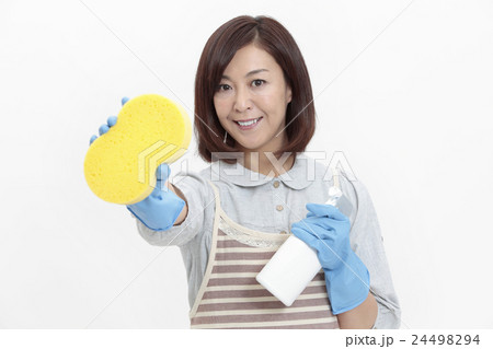 掃除用具を持つ中年女性 掃除用具を持つ中年女性 24498294