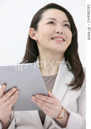 タブレットPCを見るビジネスウーマン タブレットPCを見るビジネスウーマン 24498295