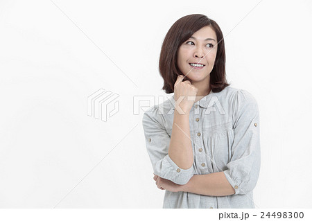 腕組みをする中年女性 腕組みをする中年女性 24498300