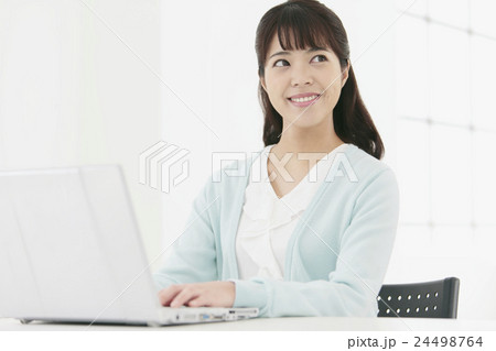 ノートパソコンを操作する女性 ノートパソコンを操作する女性 24498764