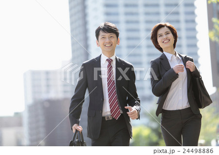 走るビジネスマンとビジネスウーマン 走るビジネスマンとビジネスウーマン 24498886