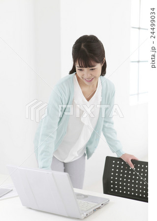 ノートパソコンを見る女性 24499034