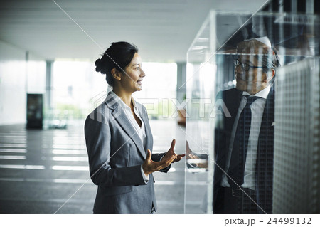 オフィスビル　エントランス 24499132