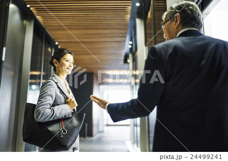 オフィスビル　エレベーターホール 24499241