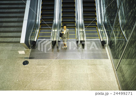 オフィスビル　エスカレーター 24499271