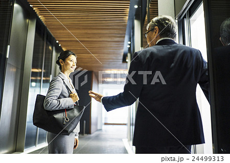 オフィスビル　エレベーターホール 24499313