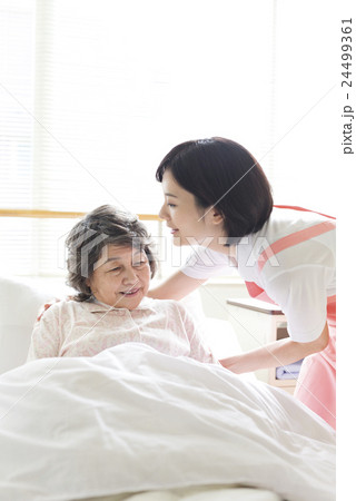 若い介護士 24499361